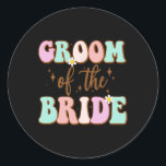 Groovy Groom Bride Möhippa Mamma från Runt Klistermärke<br><div class="desc">Groovy Groom Bride Möhippa Mamma från Bride</div>