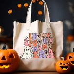 GROOVY HALLOWEEN I MIN PPOOKY MAMMA ERA TYGKASSE<br><div class="desc">Den här lustiga väskan har ett stift av typen Halloween-stil som visar frasen "IN MY SPOOKY MAMMA ERA" när du använder pastellstav, kräm, rosa och violett nyans. Den här säcken är inte dekorationen för tidslängd Halloween, inklusive döskallar, spindlar, en svart katt och spindelnät. Den är perfektens tillbehör för att komplettera...</div>