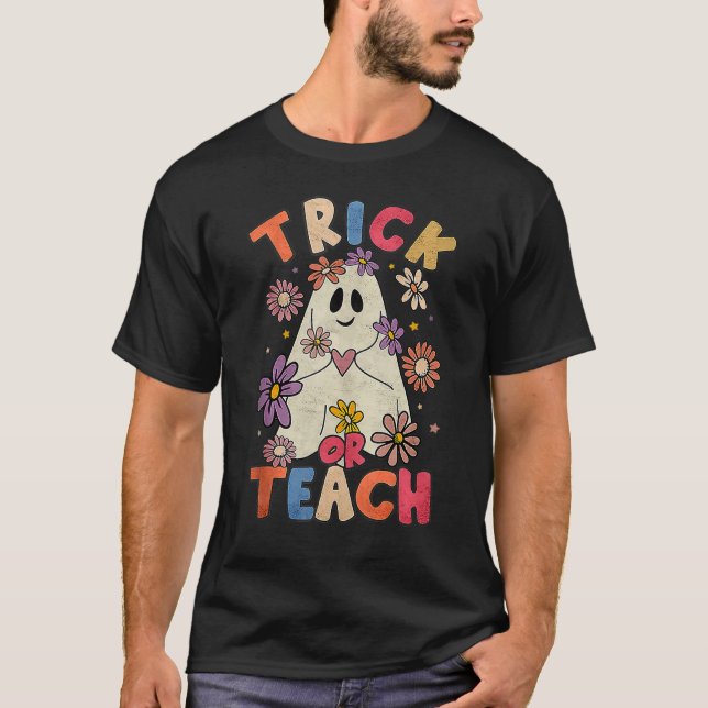 Groovy Halloween Trick eller Teach Retro Blommigt  T Shirt (Framsida)