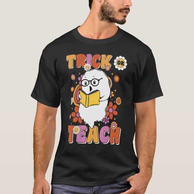 Groovy Halloween Trick eller Teach Retro Blommigt  T Shirt (Framsida)