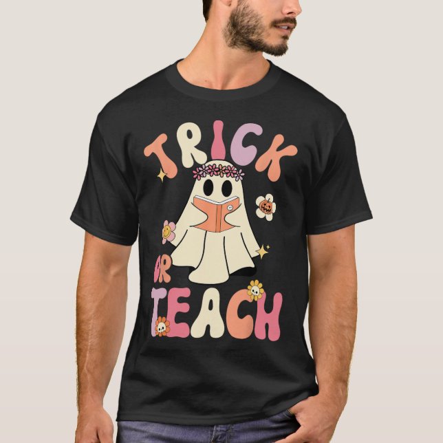 Groovy Halloween Trick eller Teach Retro Blommigt  T Shirt (Framsida)