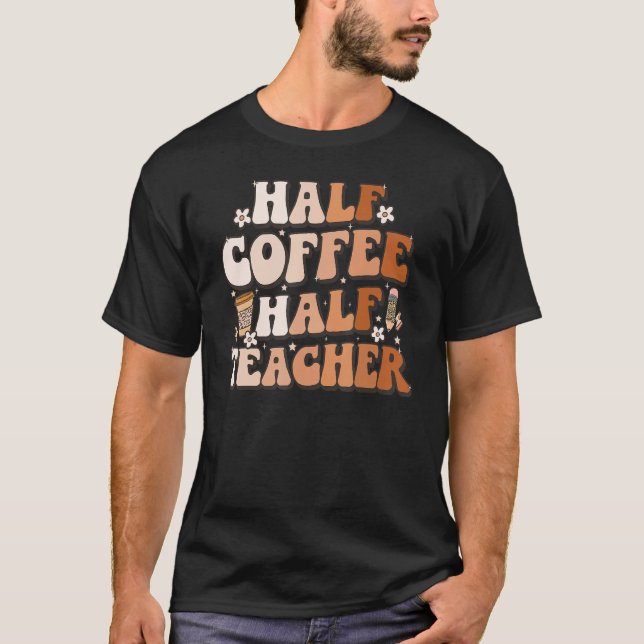 Groovy Halv Kaffe Halv Lärare Inspirerande Citat T Shirt (Framsida)