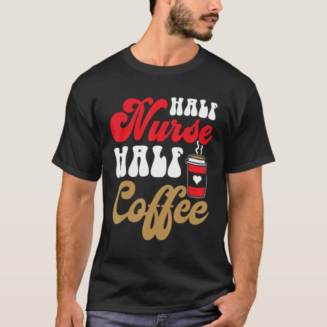 Groovy Halva sjuksköterska Halva kaffesjukskötersk T Shirt (Framsida)