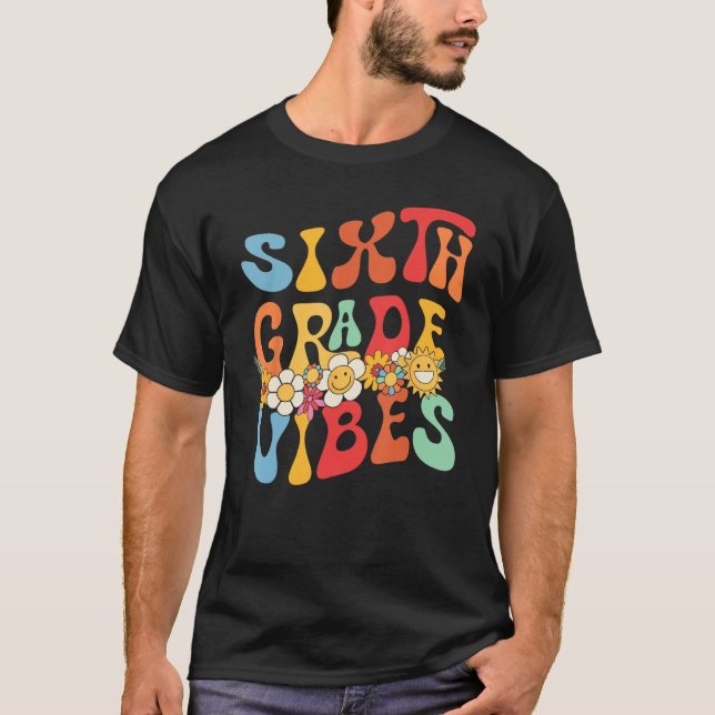 Groovy Hej 6e Klass Vibes Retro-lärare tillbaka ti T Shirt (Framsida)