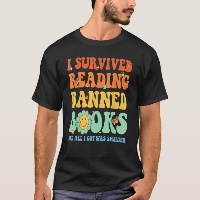 Groovy I Survived Reading Banned Books Book Lover  T Shirt (Framsida)