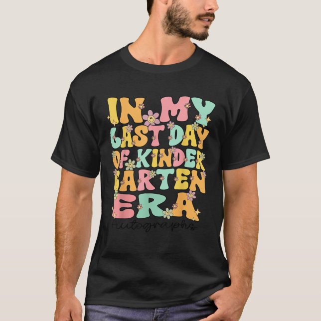 Groovy In My Last Day Of Kindergarten Autograph Er T Shirt (Framsida)