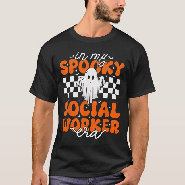 Groovy in my Spooky Social Worker Era Cute Ghost H T Shirt (Framsida)