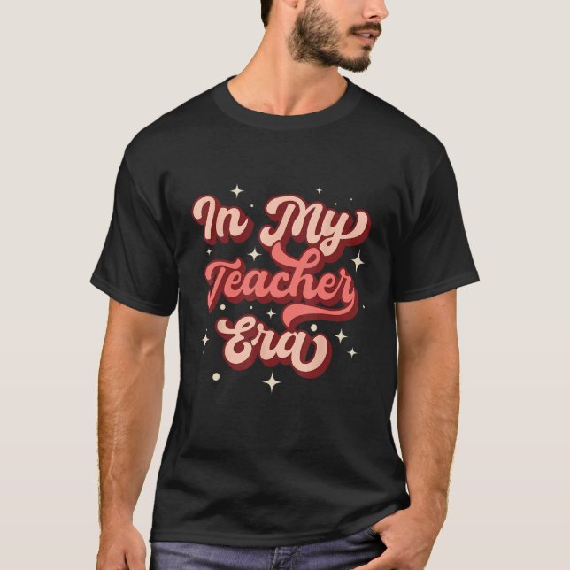 Groovy In My Teacher Era Test Day  Testing Teacher T Shirt (Framsida)