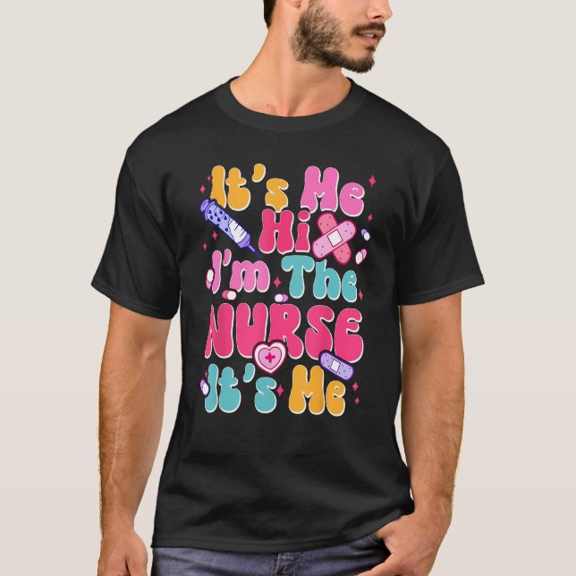 Groovy Its Me Hi Im The Nurse Its Me Mens Womens T Shirt (Framsida)