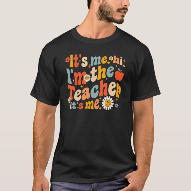 Groovy Its Me Hi Im The Teacher Itu2019s Me Funny  T Shirt (Framsida)