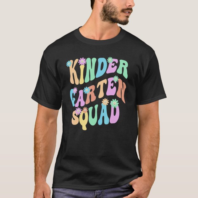 Groovy Kinder Squad School Teacher Kindergarten Re T Shirt (Framsida)