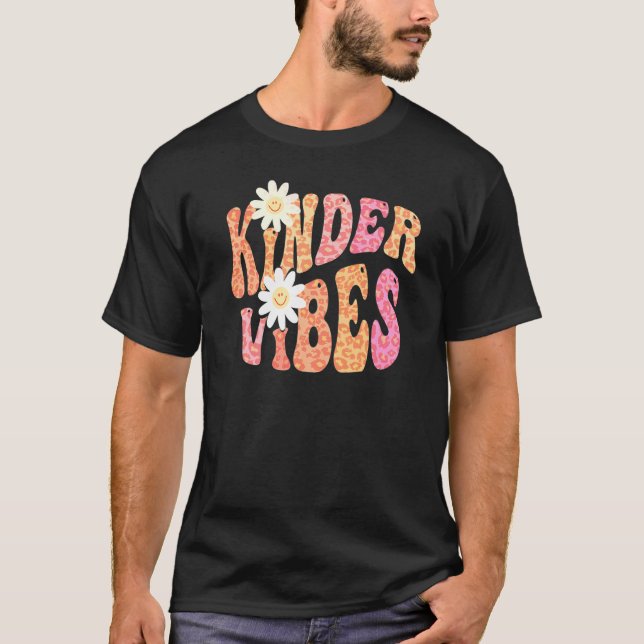 Groovy KINDER VIBES Lärare Höst färger Kindergart T Shirt (Framsida)