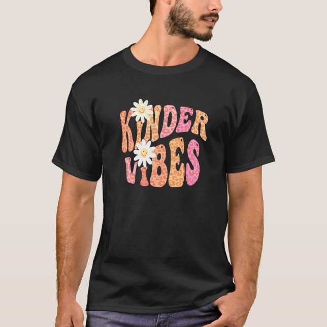 Groovy KINDER VIBES Teacher Fall Colors Kindergart T Shirt (Framsida)