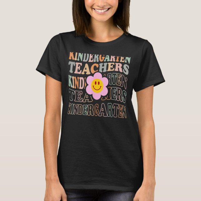 Groovy Kindergarten Vibes Retro Face Teachers Back T Shirt (Framsida)