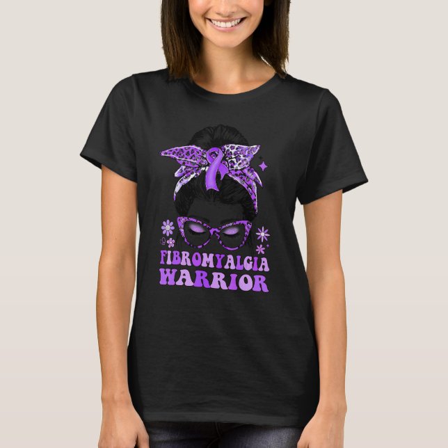 Groovy Messy Bun Leopard Purple Ribbon Fibromyalgi T Shirt (Framsida)