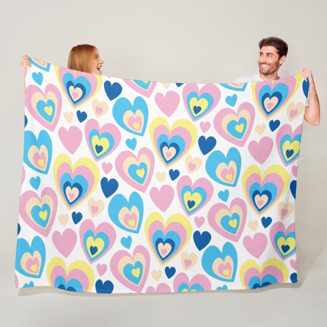 Groovy Modern Cute Pastel Pink Blue Yellow Hearts. Fleecefilt (På plats)