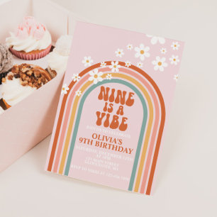 Groovy Nine är en Vibe daisy regnbåge 9 år Inbjudningar