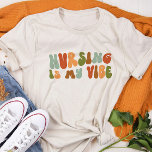 Groovy Nursing är min Vibe, Healthcare, Nurse T Shirt<br><div class="desc">Retro-stil: "Sjuksköterskan är min vibe" t-shirt för sjuksköterskor.</div>