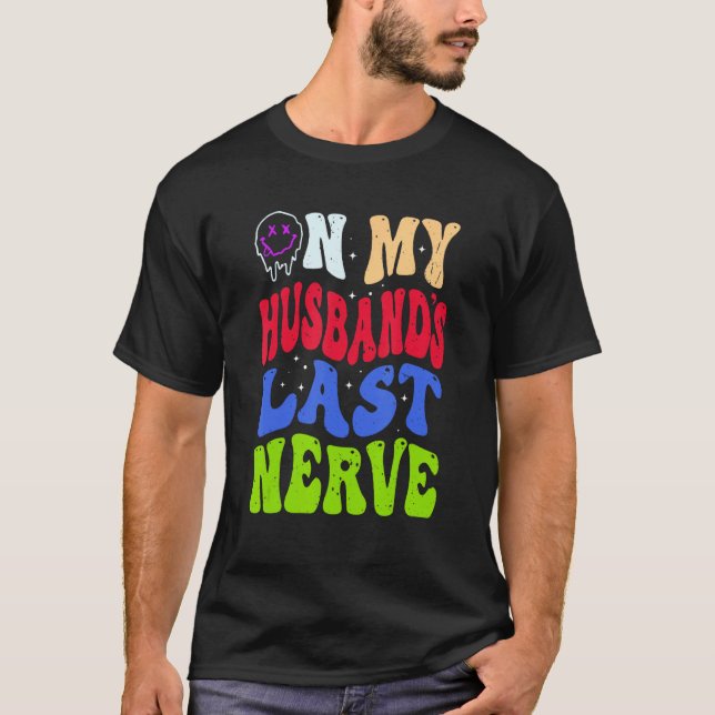 Groovy On My Husband s Last Nerve 2 T Shirt (Framsida)