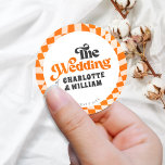 Groovy Orange Checkated Modern Retro Bröllop Runt Klistermärke<br><div class="desc">Groovy Orange Kontrollerad Modern Retro Bröllop Classic Round Sticker</div>