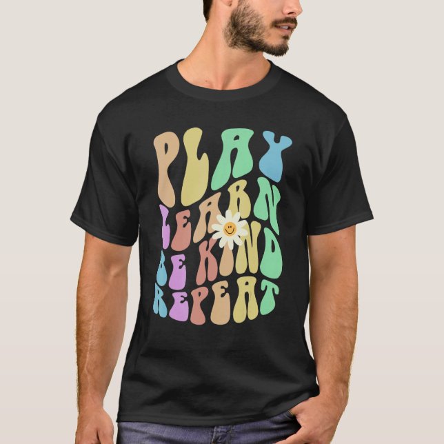Groovy PLAY LEARN BE KIND REPEAT Retro Stop Bullyi T Shirt (Framsida)
