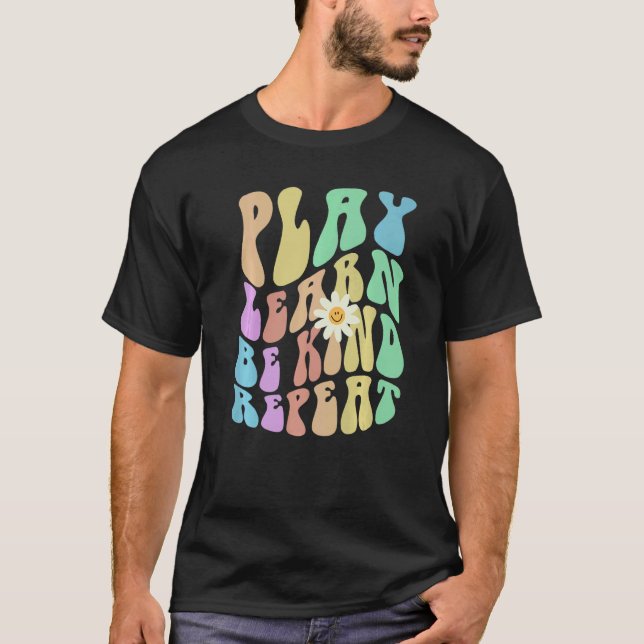 Groovy PLAY LEARN BE KIND REPEAT Retro Stop Bullyi T Shirt (Framsida)