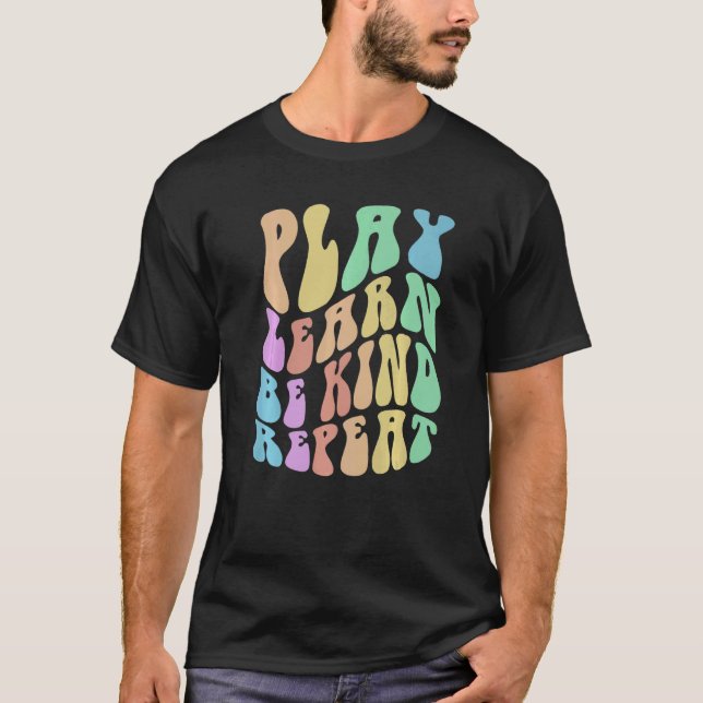 Groovy PLAY LEARN BE KIND Retro Choose Kindness An T Shirt (Framsida)
