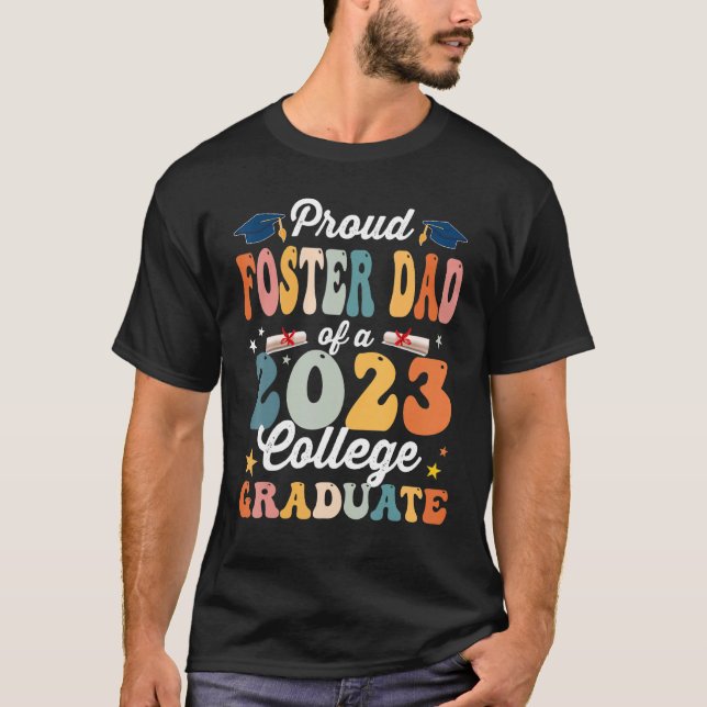 Groovy Proud Foster Pappa från 2023 College Studen T Shirt (Framsida)