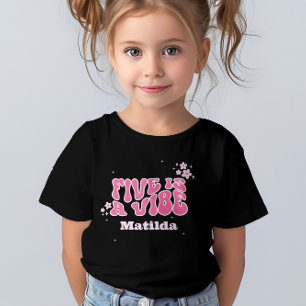 Groovy rainbow 5 är en vibe 60:s rosa för daisy t shirt