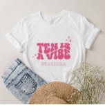 Groovy rainbow ten är en vibe 60:s rosa för daisy t shirt<br><div class="desc">Groovy rainbow ten är en vibe 60:s rosa i daisy med gigantisk minimal modern typografisk elegant roligt coola 10:e födelsedagsfestens dekorator T-Shirt.</div>