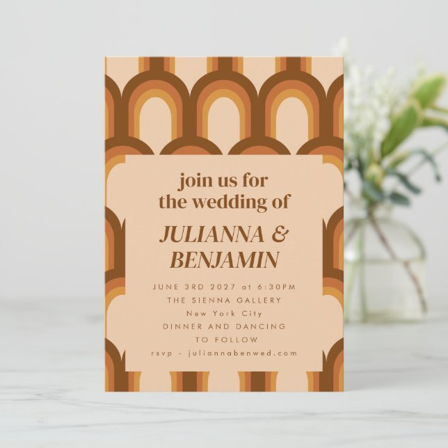 Groovy Retro 70-tal Brun Unikt Bröllop RSVP Webbpl Inbjudningar (Stående Fram)