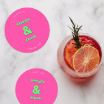 Groovy Retro Ampersand Shock rosa 70-talet Bröllop Underlägg Papper Rund<br><div class="desc">Njut av din bröllopsfest med det här trendiget,  snyggt pappert underlägg,  shock rosa med bakgrundsinformation,  skarp och fetstilt ampersand,  groovy typografi och anpassningsbar efter eget val. Lägg enkelt till dina egna uppgifter genom att klicka på alternativet "anpassa".</div>