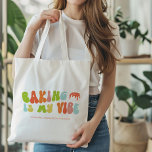 Groovy Retro Baking är min Vibe, Baker Tygkasse<br><div class="desc">Ge den här "Baking Is My Vibe" till bagaren i ditt liv. Det är en underbar närvaro för hissar och professioneller.</div>