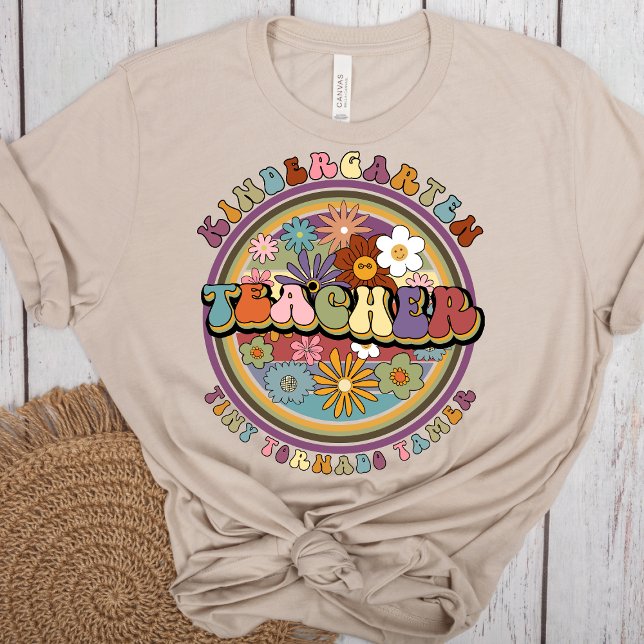 Groovy Retro Blommigt Kindergarten Lärare Namn T Shirt (Skapare uppladdad)