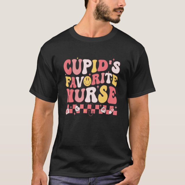 Groovy Retro Cupid's Favorite Nurse Nursing Valent T Shirt (Framsida)