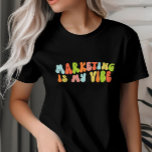 Groovy Retro Marknadsföring är min vibe, Communica T Shirt<br><div class="desc">Groovy "marknadsföring är min vibe" t-shirt. Det är en fantastisk gåva till alla som arbetar i marknadsföring eller i kommunikationer.</div>