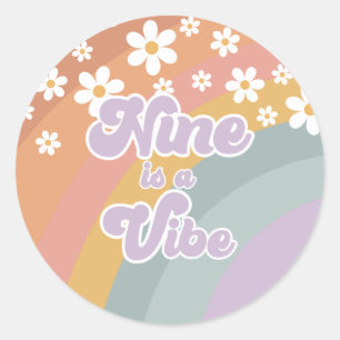 Groovy Retro Nine är en vibe Rainbow Runt Klistermärke