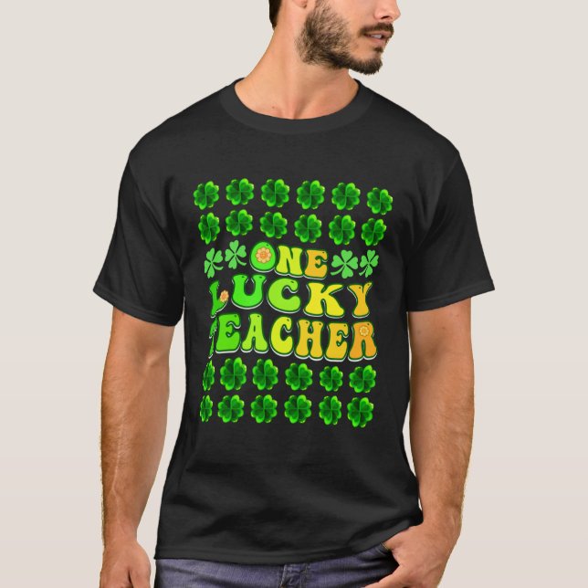 Groovy Retro One Lucky Teacher Irish shamrock St P T Shirt (Framsida)