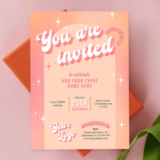 Groovy Retro Peach Rosa Modern Logotyp Business Ev Inbjudningar (Trendy business invitation design with groovy fonts, peach and pink feminine colors and sparkles)