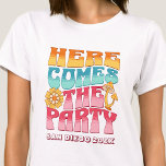 Groovy Retro Vågigt Bridesmaid T Shirt<br><div class="desc">Gör en stänk på din kommande bachelorettfest med den här fantastiska personligen T-shirts. Vare sig du firar en bach resa, en flicksemester eller en helgdag av bästa vänner, är den här anpassningsbar stranden på t-shirts som är perfekten som tillägg till din oförglömliga flykting. Lägg till en personlig beröring till din...</div>