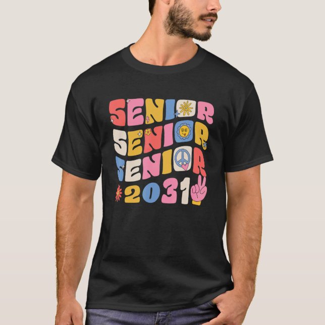Groovy Senior 2031 Graduation Back To School Class T Shirt (Framsida)