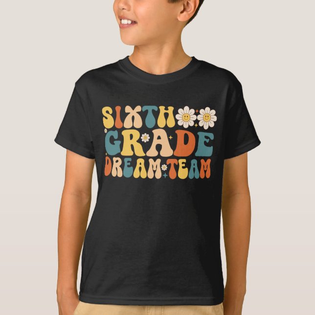 Groovy Sjätte Klass Dream Team Back to school T Shirt (Framsida)