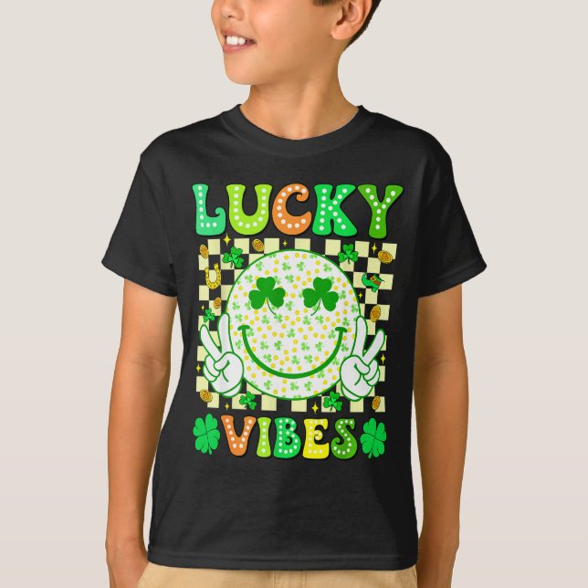 Groovy St Patricks Day Lucky Vibes Shamrock Women  T Shirt (Framsida)