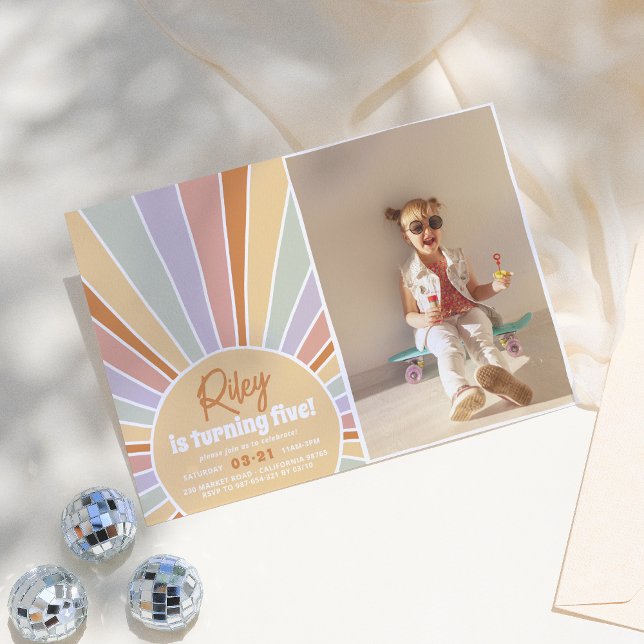 Groovy Sunshine Boho Daisy Rainbow Photo Birthday Inbjudningar (Skapare uppladdad)