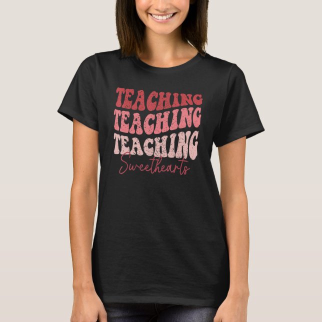 Groovy Teaching Sweethearts Teacher Valentine's Da T Shirt (Framsida)