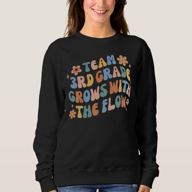 Groovy Team 3rd Grade Grows With The Flow Back To  T Shirt (Framsida)