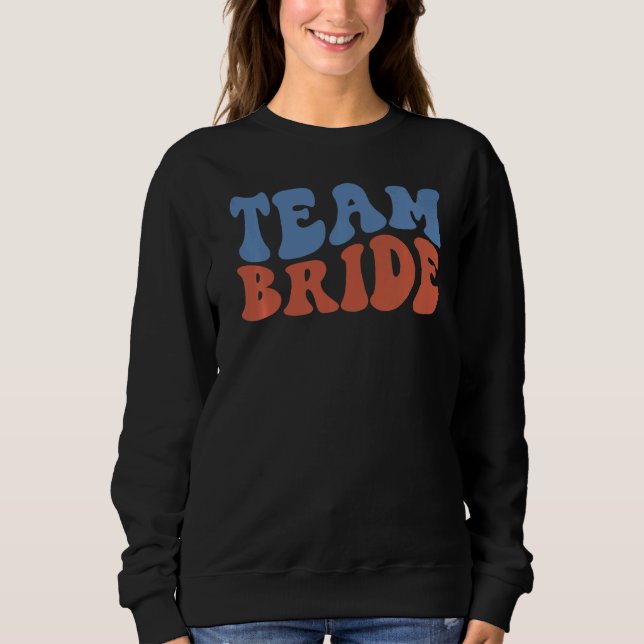 Groovy Team Bride Bridal Wedding Honeymoon Engagem T Shirt (Framsida)