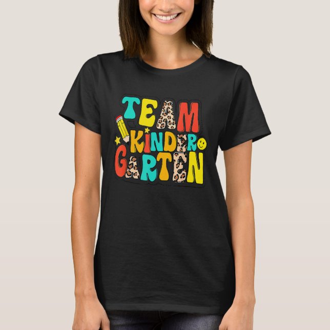 Groovy Team Kindergarten Leopard Back to school Te T Shirt (Framsida)