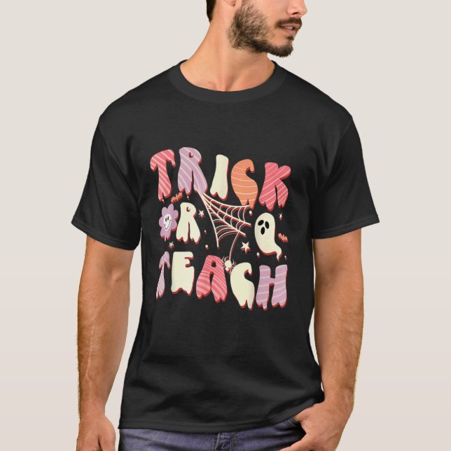 Groovy Trick Or Teach Ghost Teacher Halloween Cost T Shirt (Framsida)