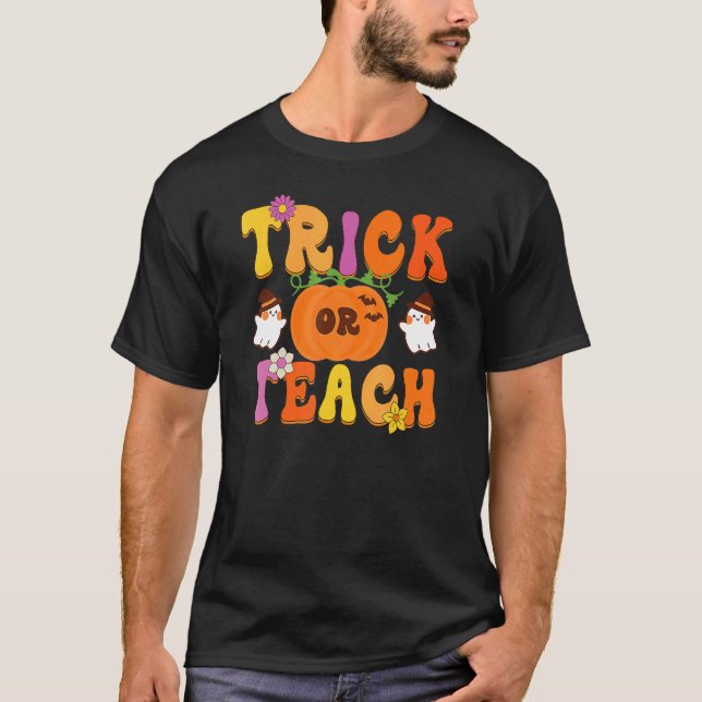 Groovy Trick Or Teach  Teacher Halloween Costume T Shirt (Framsida)
